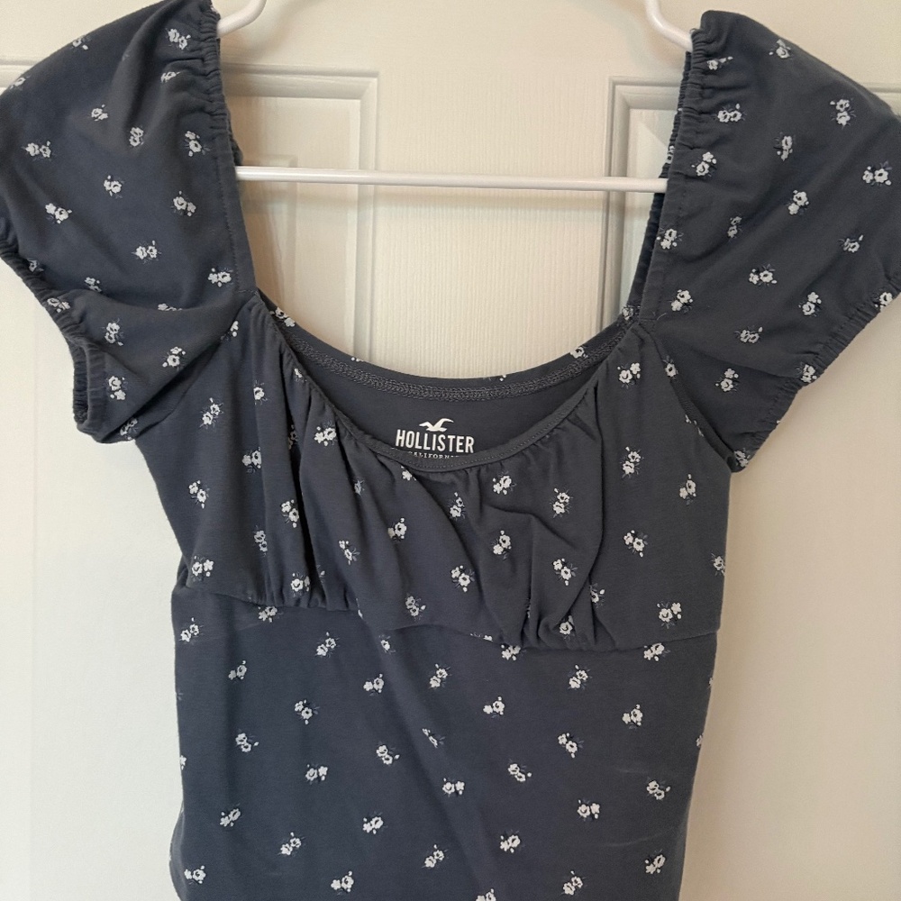 Hollister cropped flower blue top